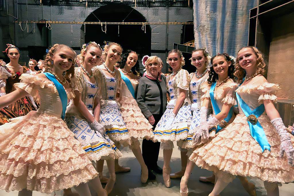 Алиса Фрейндлих с воспитанниками Академии.