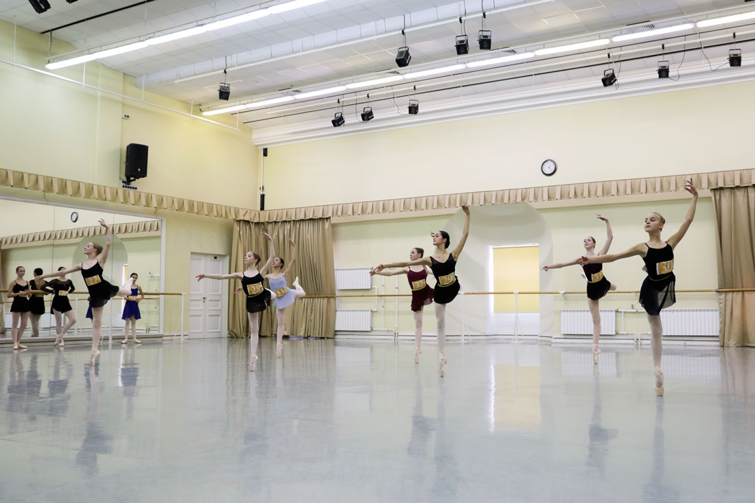 girls of junior group duiring the I round